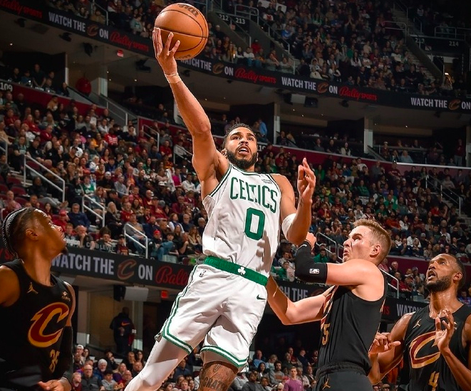 马丁被推失去平衡才撞塔图姆 马丁被推失去平衡才撞塔图姆