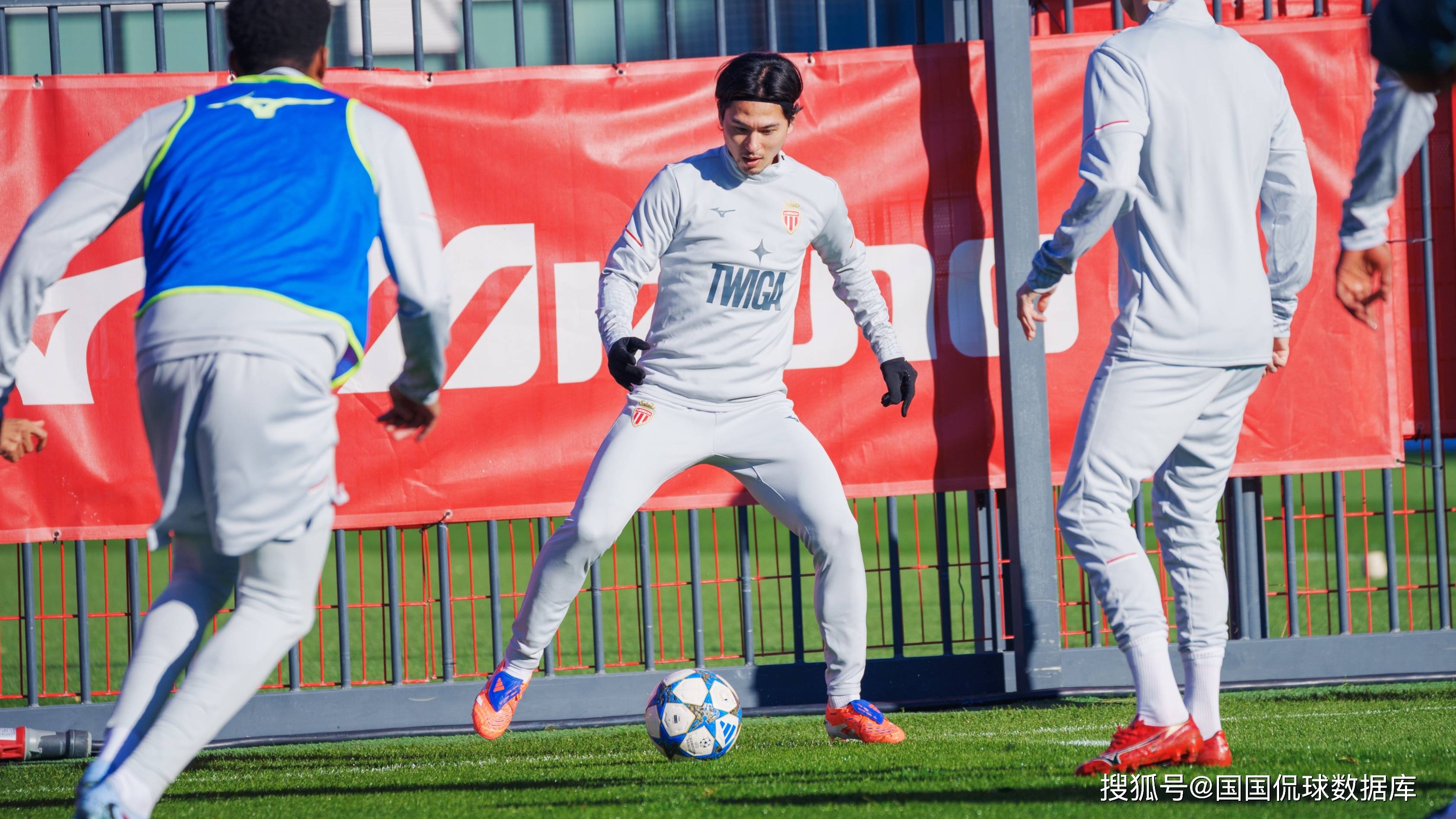 摩纳哥围绕欧冠队长鼓劲尼斯围绕CBA季后赛遗憾出局，现场解说直呼：风云突变奥兰多魔术今晨调整名单的简单介绍星空体育