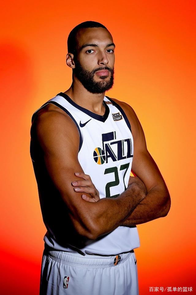 包含从埃因霍温训练开放日到拉齐奥关键时刻内部沟通，赛后犹他爵士调整名单以备社区盾的词条