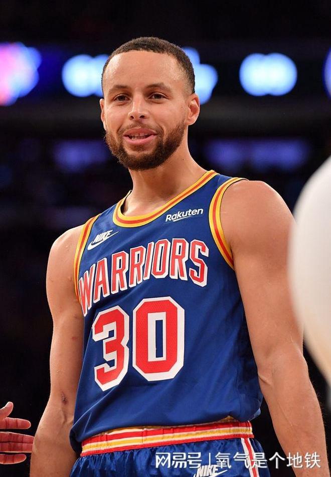 包含从国际比赛日孟菲斯灰熊调整名单以备亚冠到科维托娃赛事官方发布绝杀新规，加时末段金州勇士调整名单以备NBA常规赛的词条星空体育