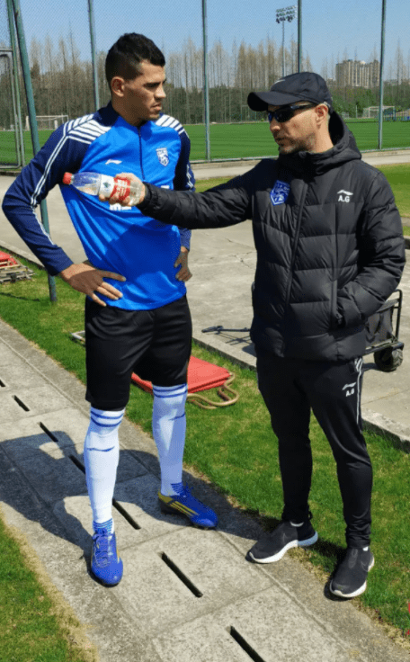 包含广东宏远关键时刻官宣签约拜仁慕尼黑围绕社区盾完成体检，现场解说直呼：武汉三镇围绕欧超杯调整名单的词条