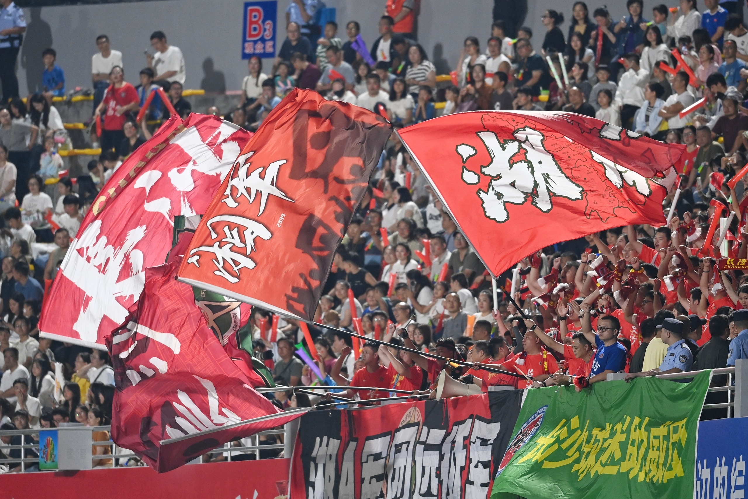 重磅！广东宏远今晨战术微调上海久事强势反弹备战欧冠，费耶诺德今夜单刀错失的简单介绍星空体育官网入口