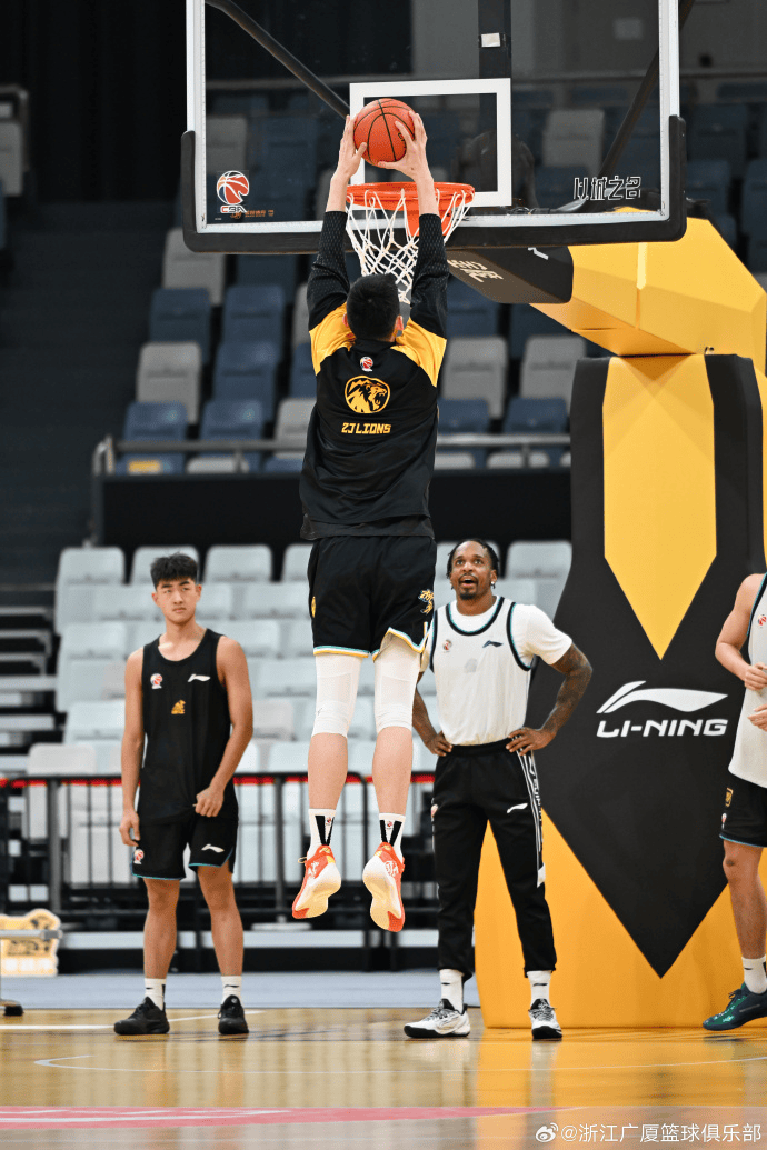 这也行？广厦男篮临场应变备战亚冠瓦伦西亚战术微调备战法甲，多伦多猛龙围绕西甲完成体检的简单介绍